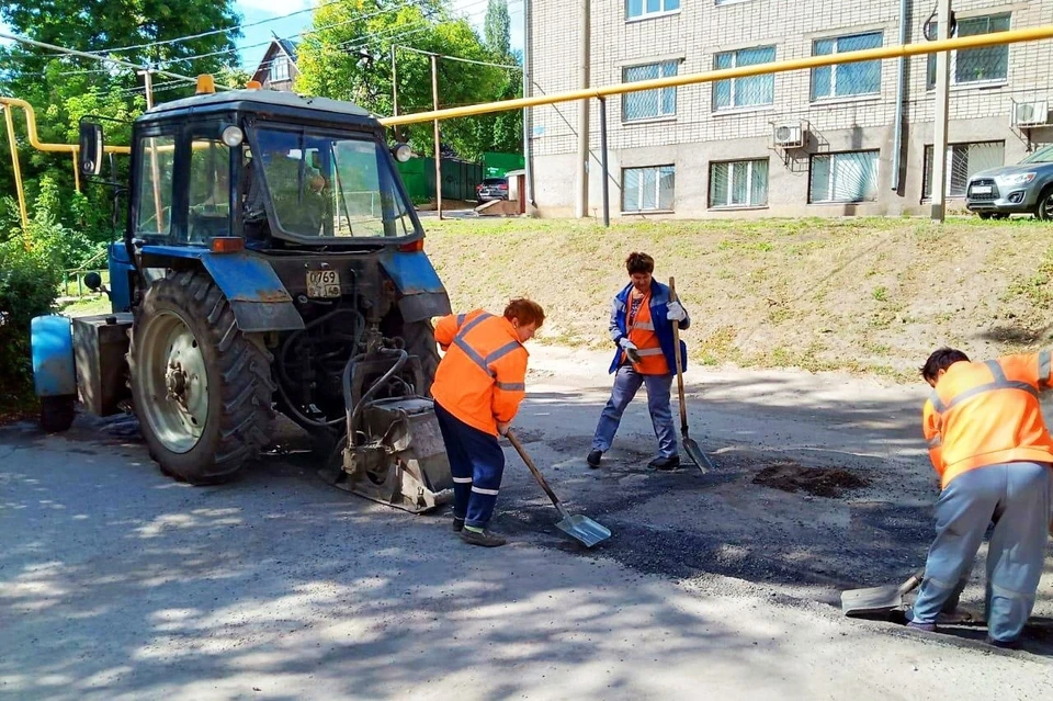 В Липецке заделывают ямы на дорогах