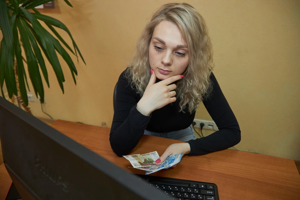Большинство людей пополняют сбережения только в национальной валюте