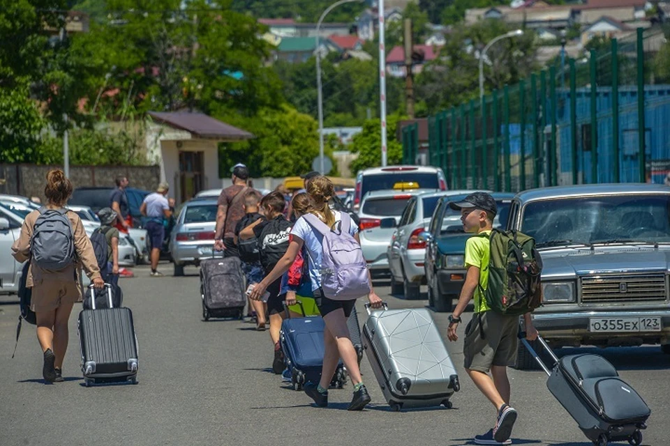 Приехало почти столько же, сколько и уехало