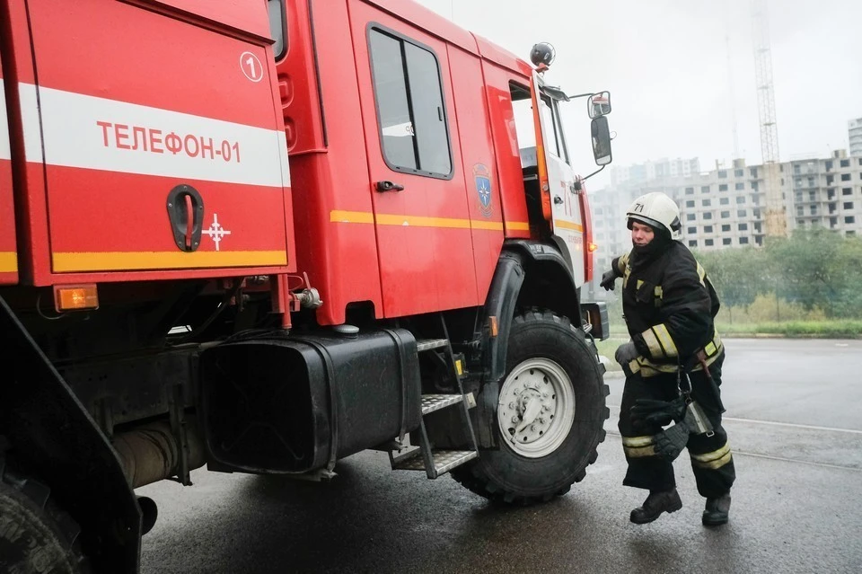 В Новокузнецке 14 человек тушили пожар в пятиэтажном доме.