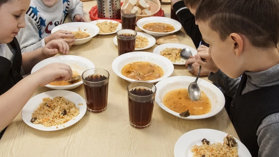 Мао школьное питание. Чем кормят в школе. Чем кормят детей в школе. Как кормят в школе. Как кормят в детском доме.