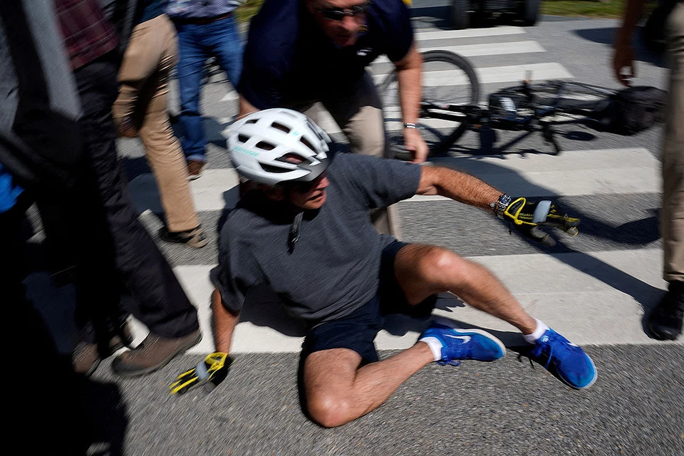 Джо Байден упал с велосипеда прямо на глазах у репортеров.