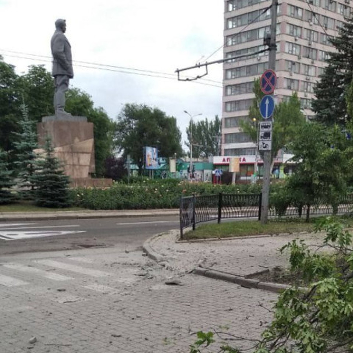 В центре Донецка в результате обстрела ВСУ загорелась и обрушилась кровля  3-го корпуса ДонНТУ - KP.RU