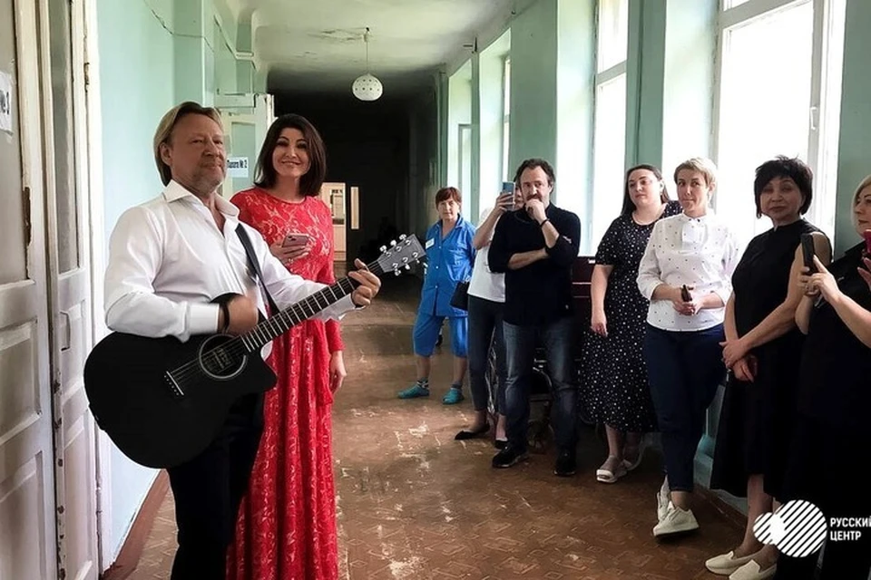 Харатьян играл на гитаре, Макеева подбирала репертуар. Фото: Русский центр