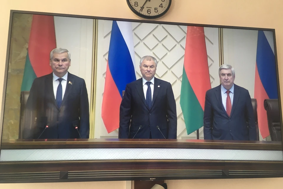Viacheslav Volodin (center) during the performance of the Anthem of Russia in the building of the Belarusian Parliament