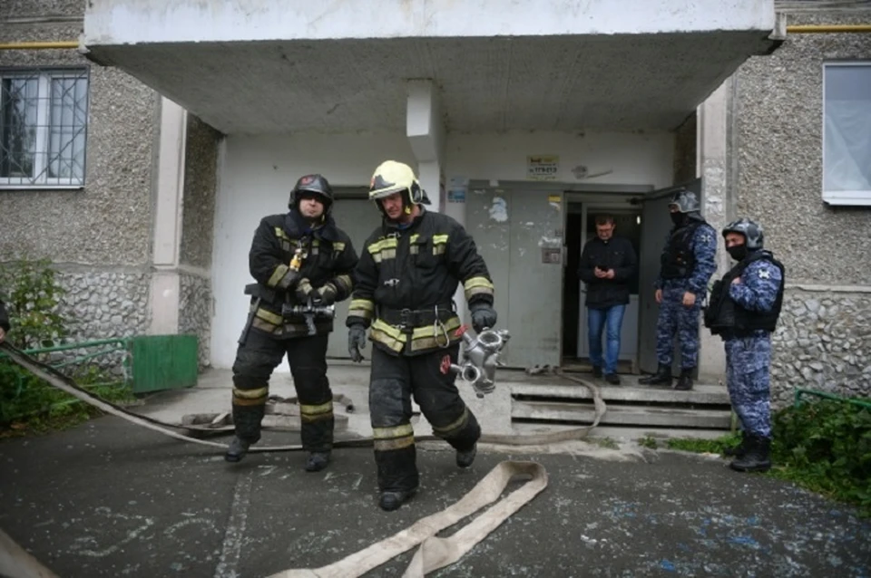 На место оперативно приехали четыре спасателя.