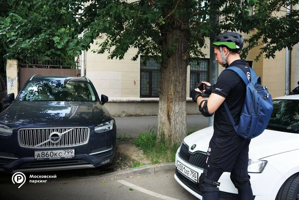 Контролеры на роликовых коньках ищут нарушителей парковки в Москве.