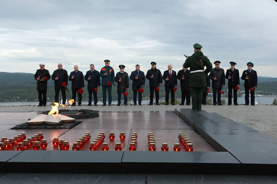 Память героев почтили минутой молчания и возложением цветов к вечному огню. Фото: duma-murman.ru