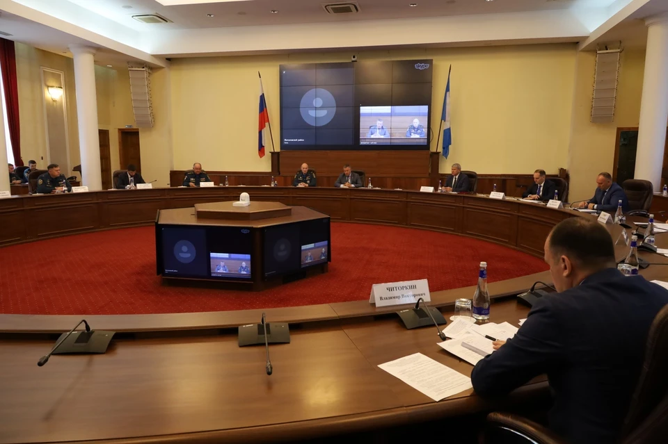 Министр МЧС России Александр Куренков провел в Иркутске координационное совещание.