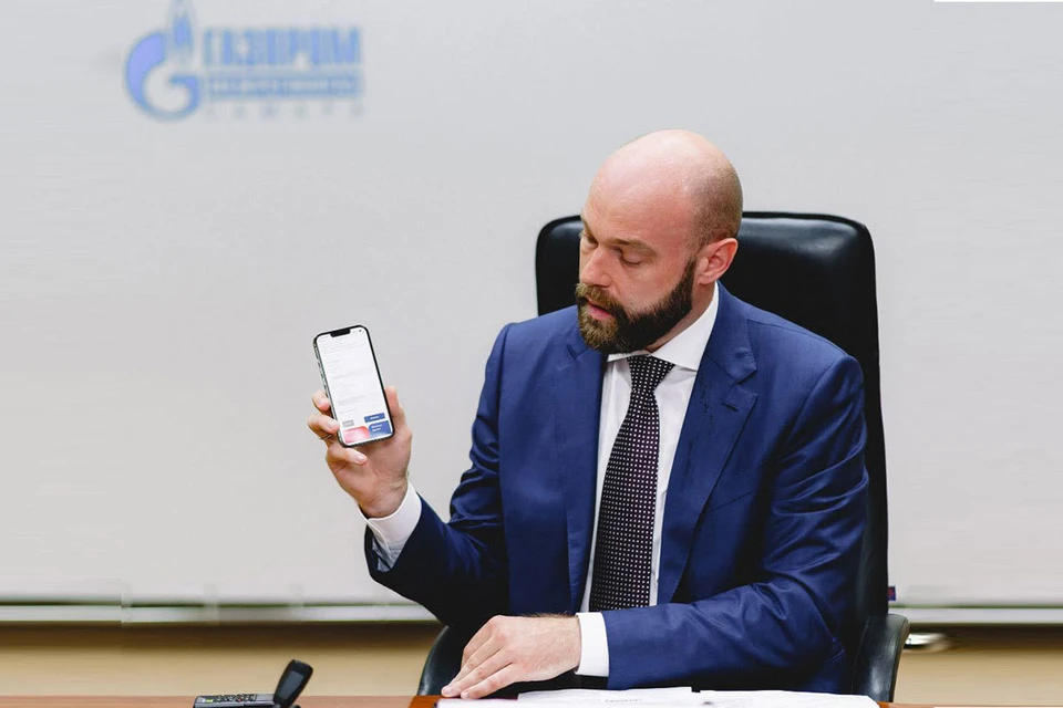 Михаил Смирнов продемонстрировал возможности онлайн-сервисов компании. Фото ООО «Газпром межрегионгаз Самара"