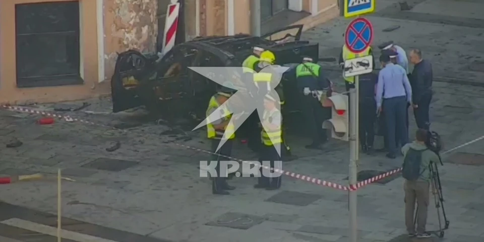 Mercedes врезался в здание и загорелся на Зубовском бульваре, двое погибли.