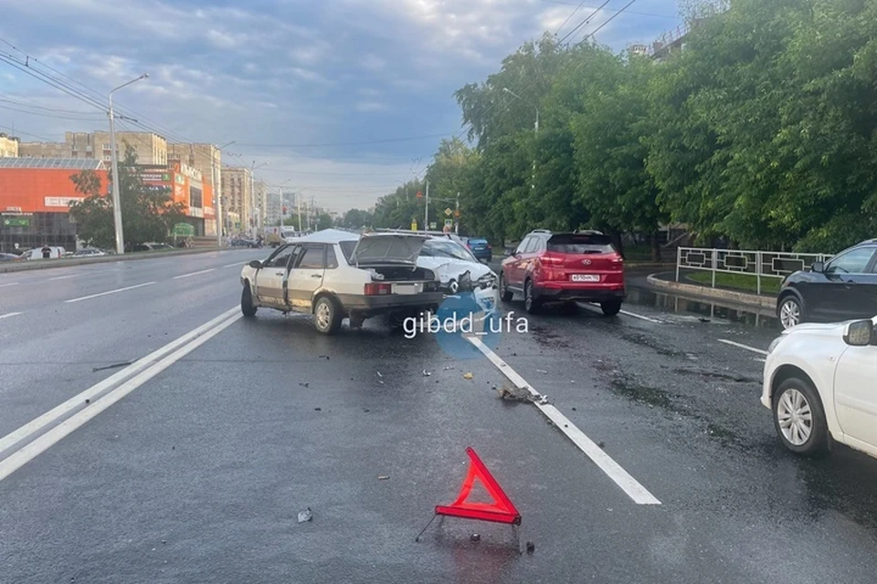 В Уфе пьяный водитель столкнулся с двумя автомобилями. В ДТП пострадали два человека, в том числе и сам виновник.