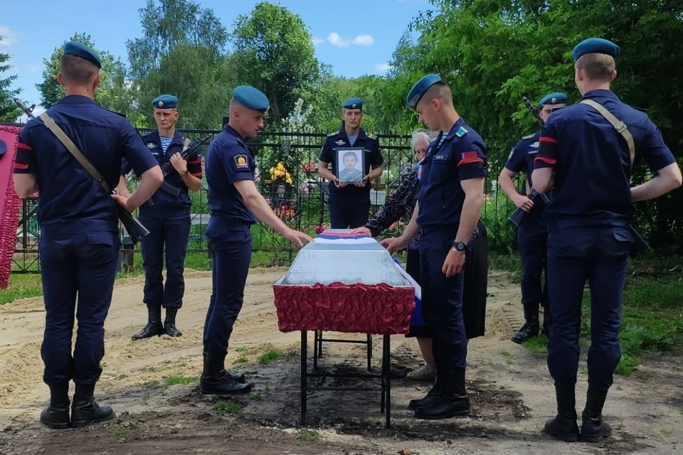 С погибшим старшим сержантом Александром Афанасьевым простились в Ряжском районе. Фото: vk.com/ryajskiiraion.
