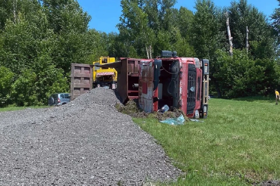 Под Новосибирском самосвал с щебёнкой завалился набок. Фото: "АСТ-54".