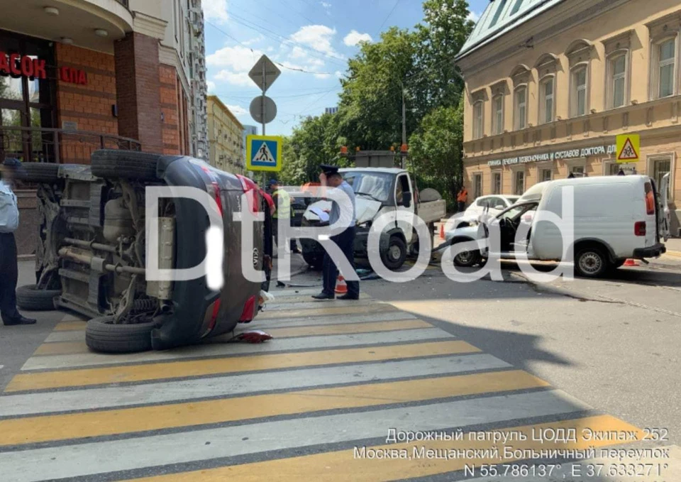 Три автомобиля столкнулись в центре Москвы, один из них опрокинулся.