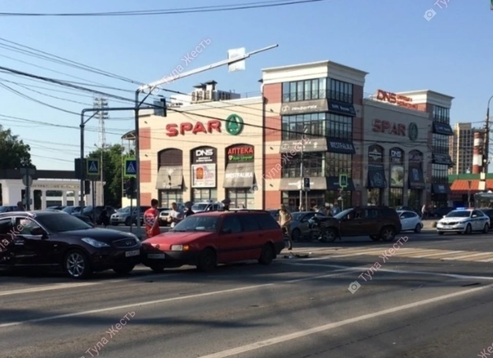 В Туле столкнулись Renault и Infiniti, а затем в последнюю врезался Volkswagen