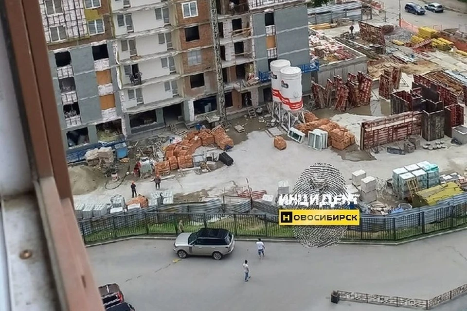 В Новосибирске рабочие скинули с высоты конструкцию и попали в автомобиль. Фото: Инцидент Новосибирск