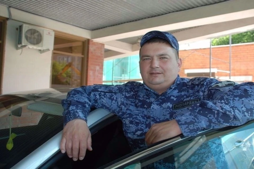 Силовик без раздумий бросился к месту происшествия, он прыгнул в воду и помог пострадавшей доплыть до берега. Фото: пресс-служба Росгвардии по Свердловской области
