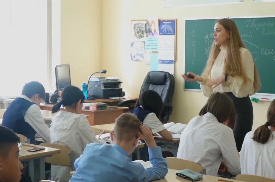Преподаватель русского языка и литературы с Сахалина претендует на звание Учителя года России 2022. Фото: стоп-кадр видео