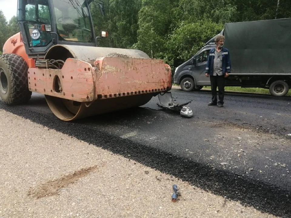 Иномарка наехала на стоящий каток на трассе под Томском. Фото: УМВД России по Томской области.
