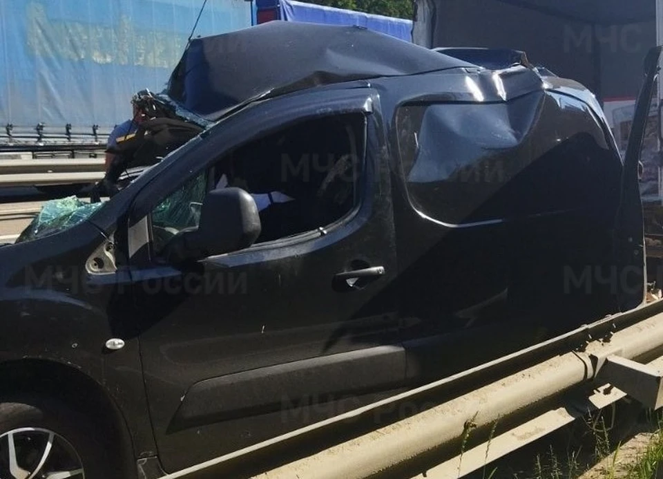 Грузовик "МАН" въехал в три легковых автомобиля.
