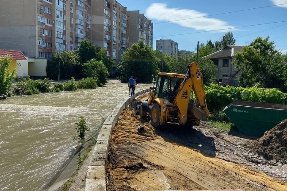 К ликвидации последствий подтопления привлечены коммунальные службы. Фото: администрация Симферополя