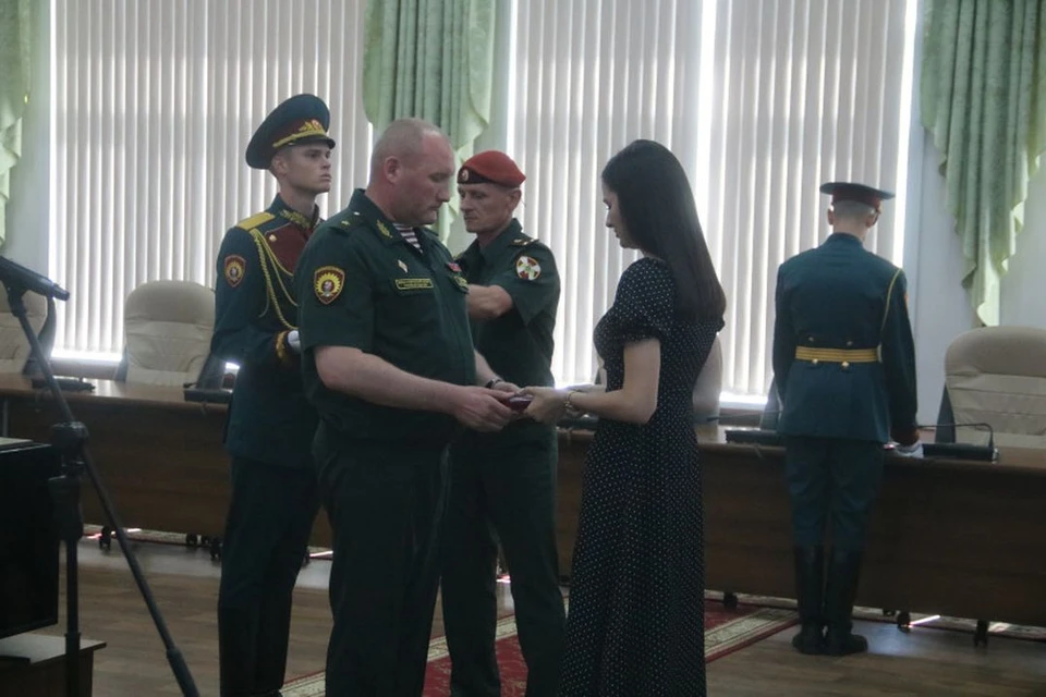 семье старшего лейтенанта Александра Фролова, погибшего в ходе спецоперации на Украине, вручили орден Мужества. Фото: Администрация Бердска