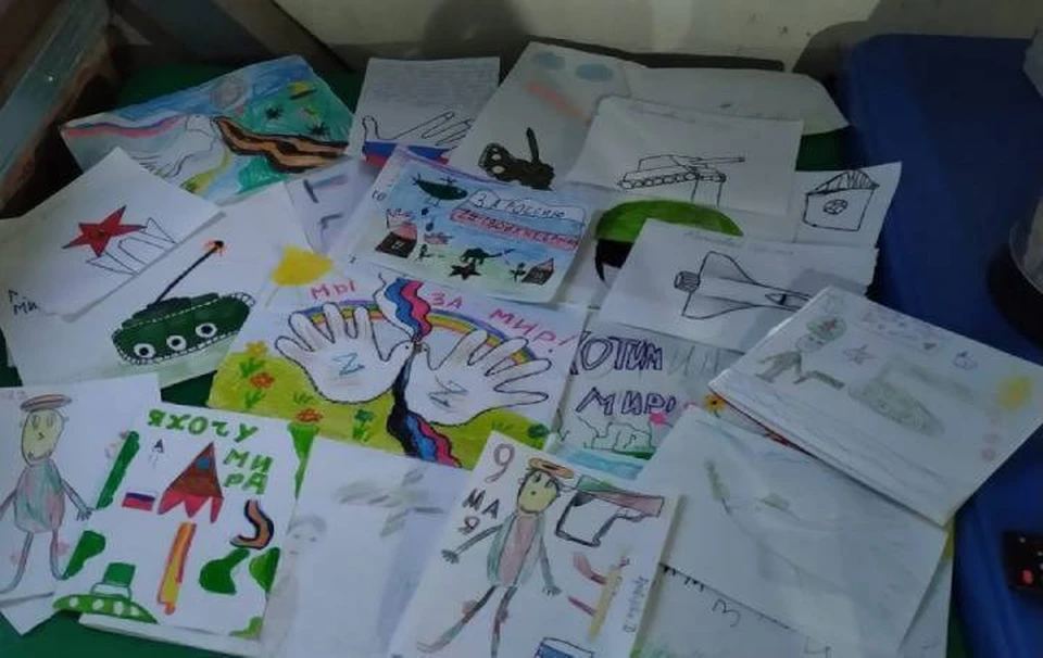 Детвора из Ростовской области отправила сотни писем и рисунков участникам спецоперации. Фото: предоставлено волонтерами движения "Кто, если не мы"