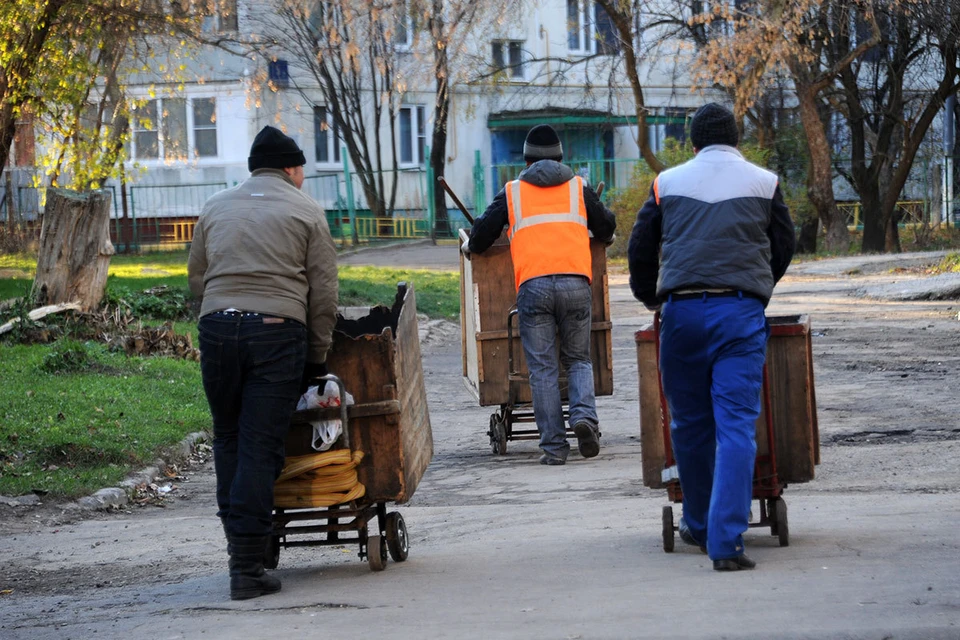 Московский дворник нашел на мусорке 130 тысяч рублей.