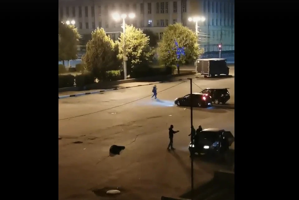 В центре Рязани агрессивная компания устроила ночью концерт под окнами и избила человека.