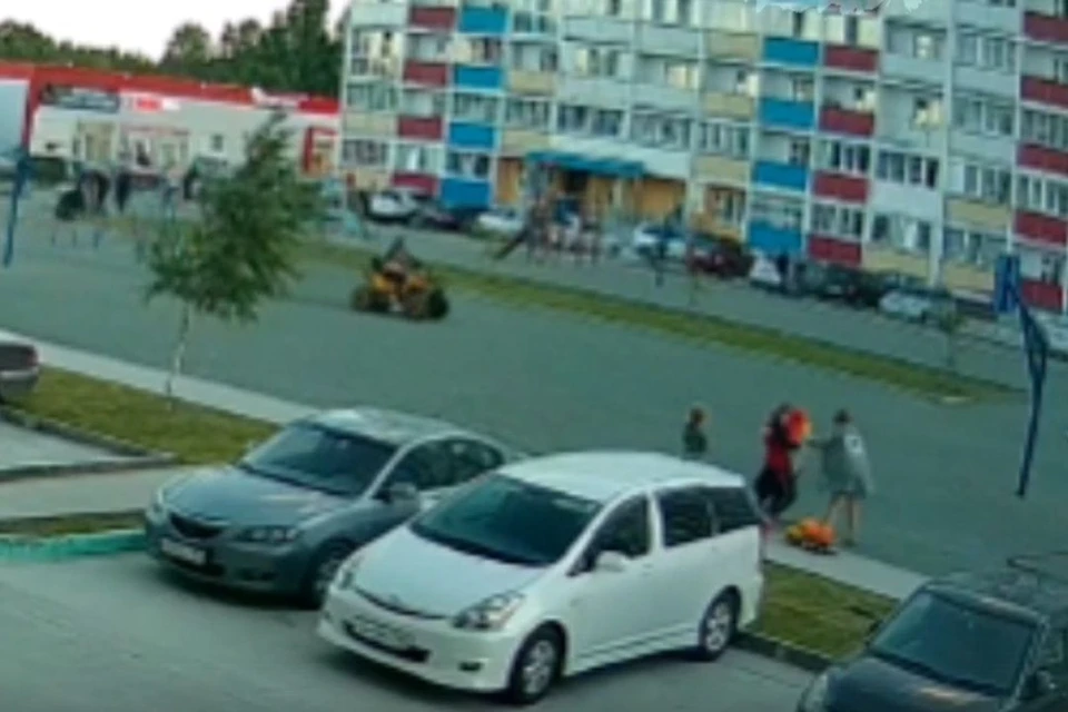 Женщина ездила по детской площадке. Фото: скриншот из видео