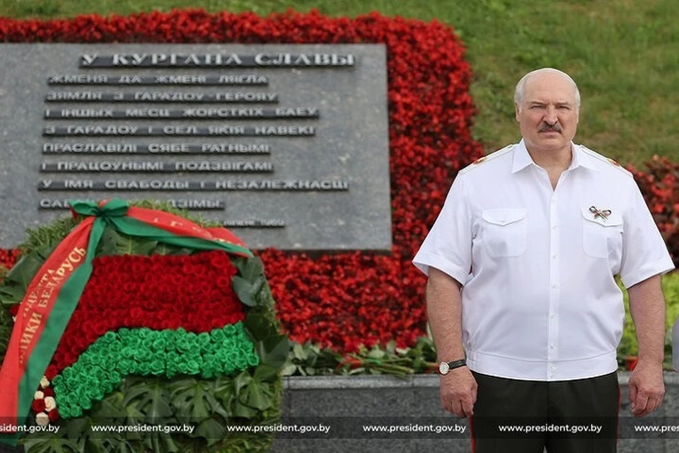 Александр Лукашенко во время церемонии возложения венка у Кургана Славы. Фото: president.gov.by