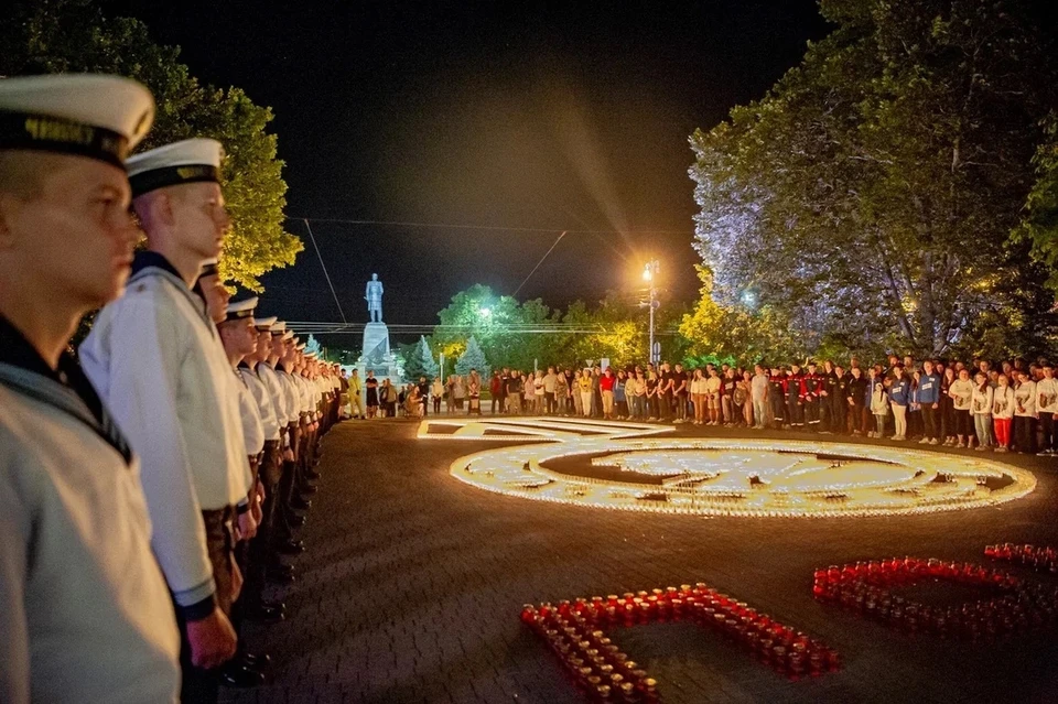 10 тысяч свечей и лампад зажглись в память о жертвах ВОВ. ФОТО: ВК Владимира Немцева.