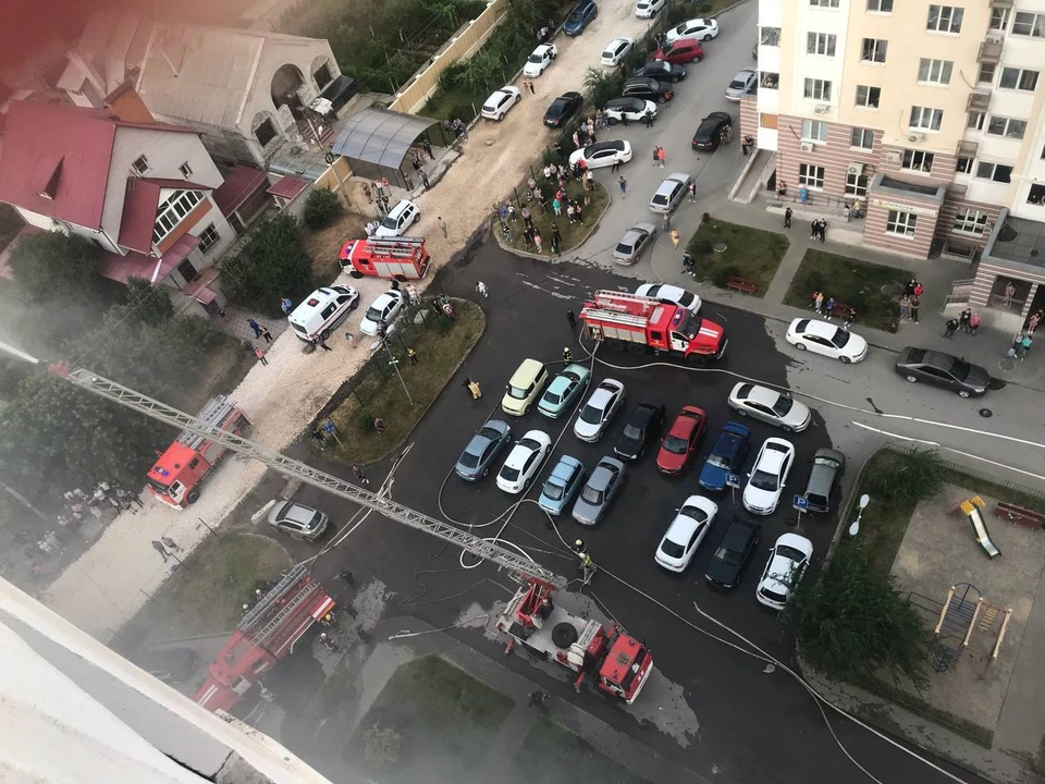 На месте работают пять пожарных машин.
