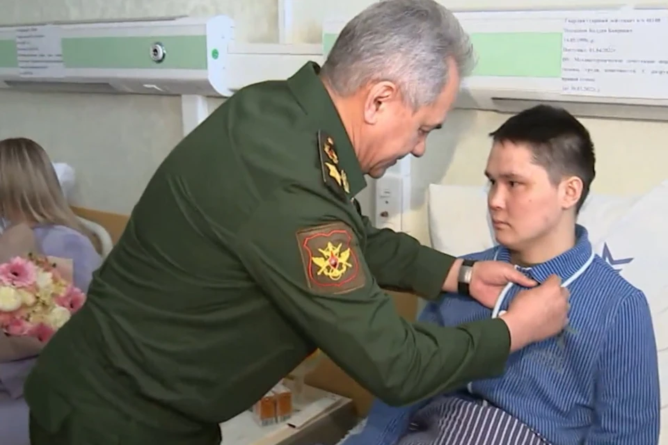 Новосибирский командир получил награду от Сергея Шойгу. Фото: стоп-кадр @zvezdanews.