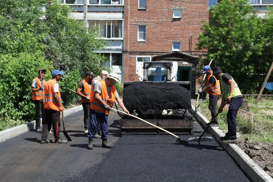 Ход выполнения благоустройства дворов проверили в Октябрьском округе Иркутска. Фото: пресс-служба администрации Иркутска