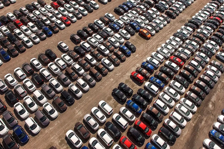 Десятки тысяч машин томятся на складах в России: Почему автомобилей навалом, а их цена не падает