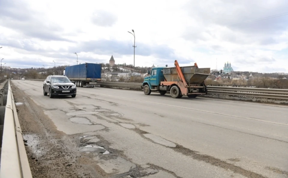 В Смоленске закрыли движение транспорта по Крестовоздвиженскому мосту. Фото: пресс-служба администрации города.