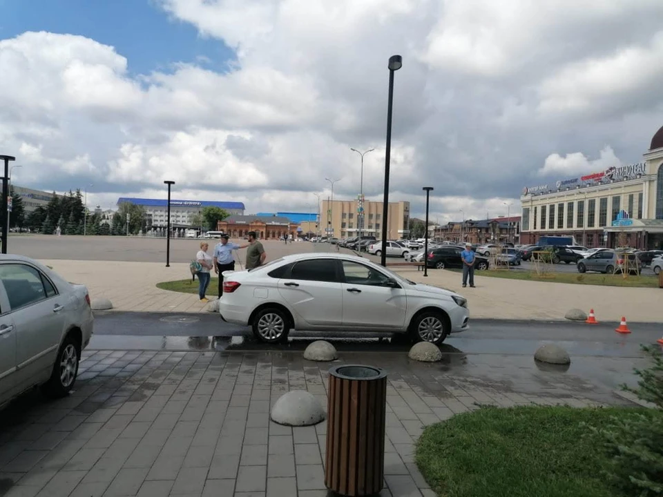 Девочка перебегала дорогу близко к движущемуся автомобилю