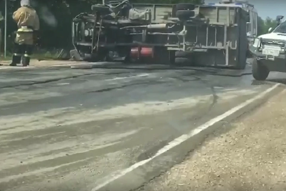 На трассе под Симферополем перевернулся грузовой автомобиль "Газель". Фото: сриншот из видео/Инциден Крым/ VK