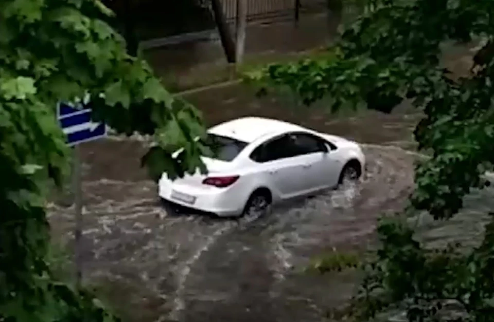 В Измайлово после дождя автомобилистам пришлось «плыть» по дороге.
