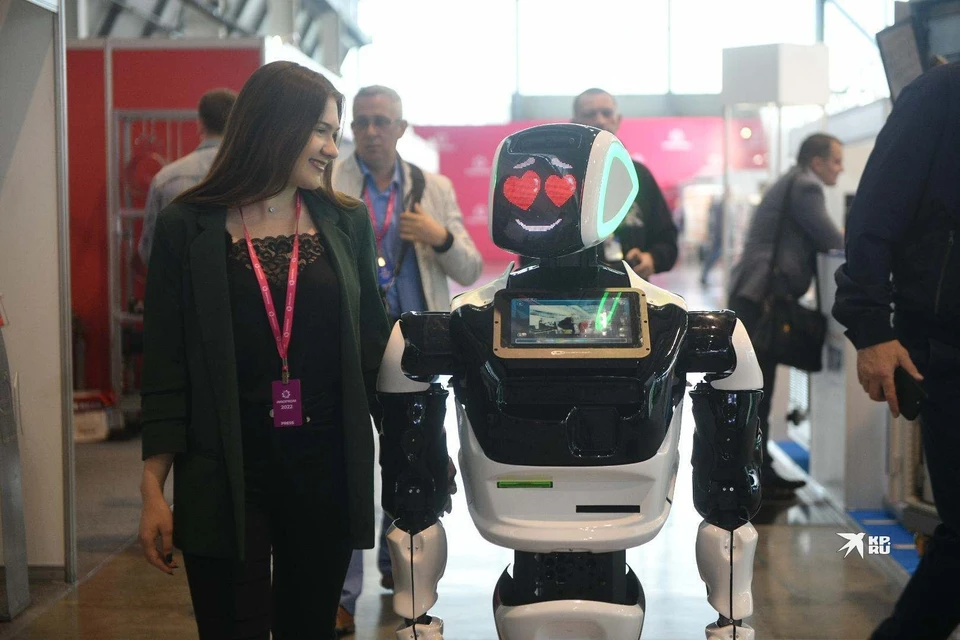 Дружелюбный промо-робот подъезжает к дамам и делает им комплименты