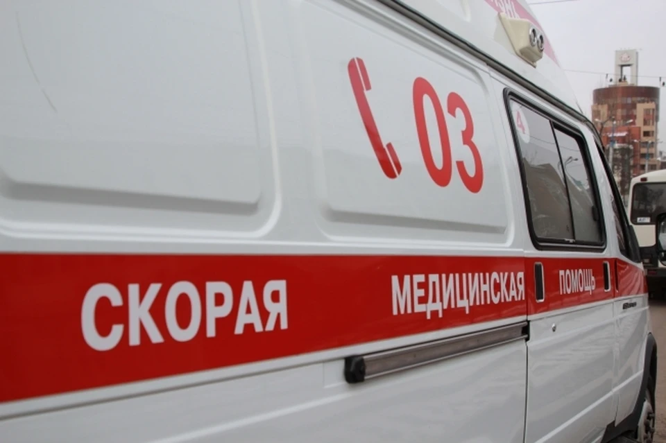 По сообщениям очевидцев, скорая не могла подъехать к пациенту из-за шлагбаума