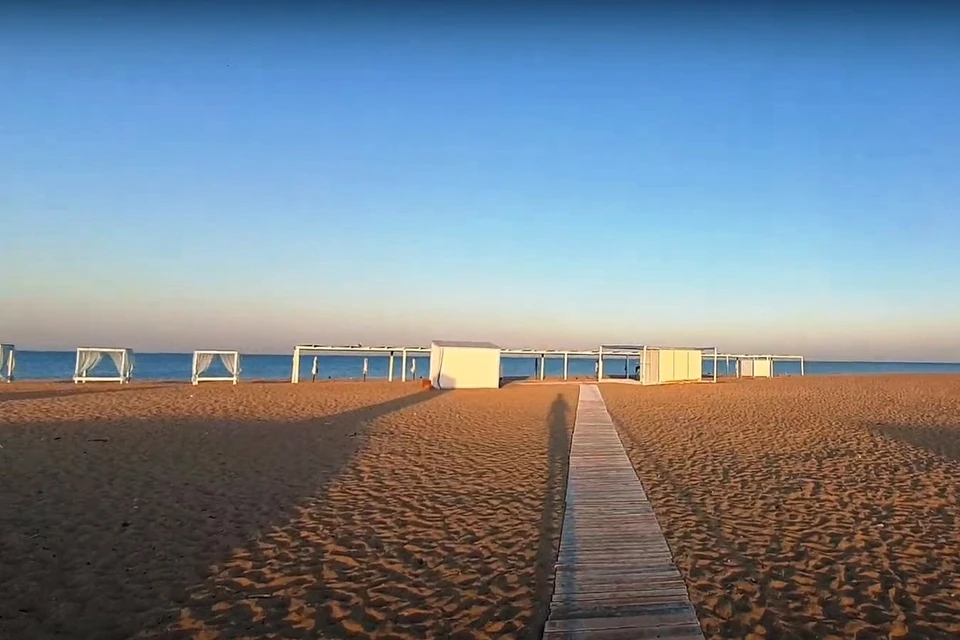 На самом популярном пляже в Витязево ни души. Фото: кадр из видео Юры Озаровского/youtube.com.