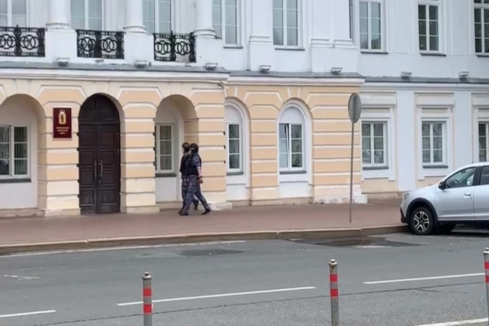 Сотрудники Росгвардии приехали к думе. ФОТО: телеграм-канал Антона Капралова