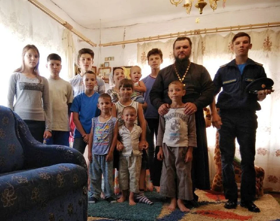 Священнику с 11 детьми, который побывал на приеме у Александра Моора, строят новый дом.