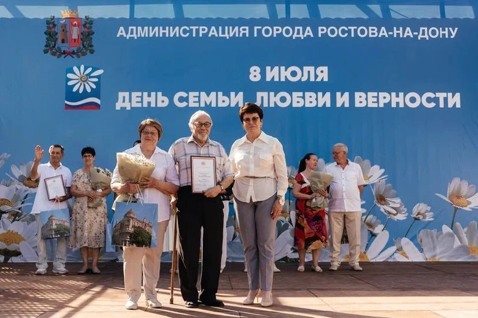 Алексей Логвиненко поздравил ростовчан с Днем семьи, любви и верности. Фото: администрация Ростова.