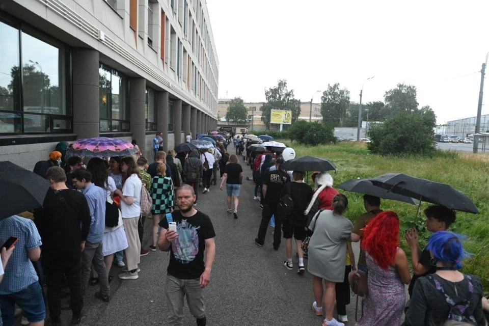 На фестиваль косплея и компьютерных игр Epic Con огромная очередь из посетителей попала под дождь