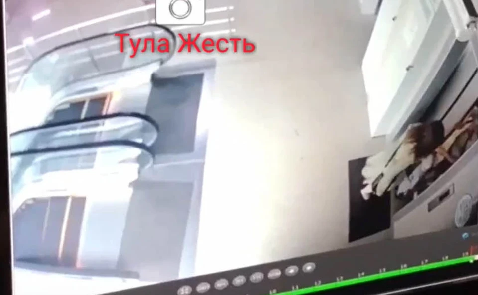 В одном из тульских ТЦ ребенка зажали двери лифта