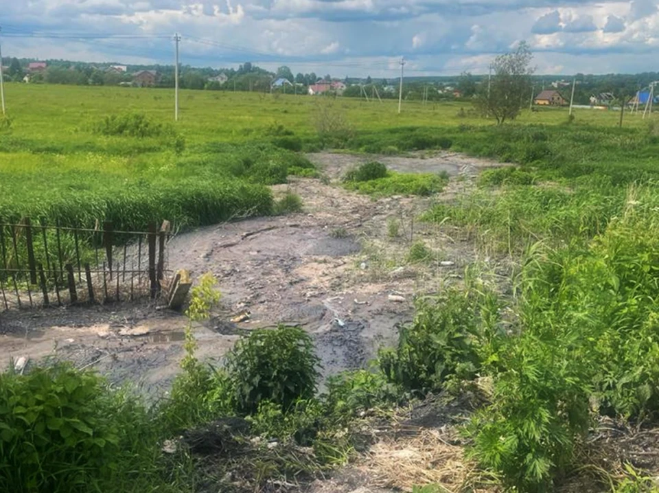 В Ясногорске Тульской области нечистоты сливали в поле у жилых домов